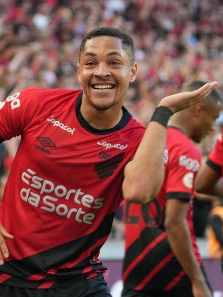 1688884762002013271.jpg vitor-roque-do-athletico-comemora-gol-contra-o-corinthians-pelo-brasileirao-1687636902125_v2_450x600.jpg