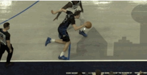 开云在线开户平台-毫厘之间!弗拉格在兰德尔贴防下踩线出界 独行侠挑战失败!